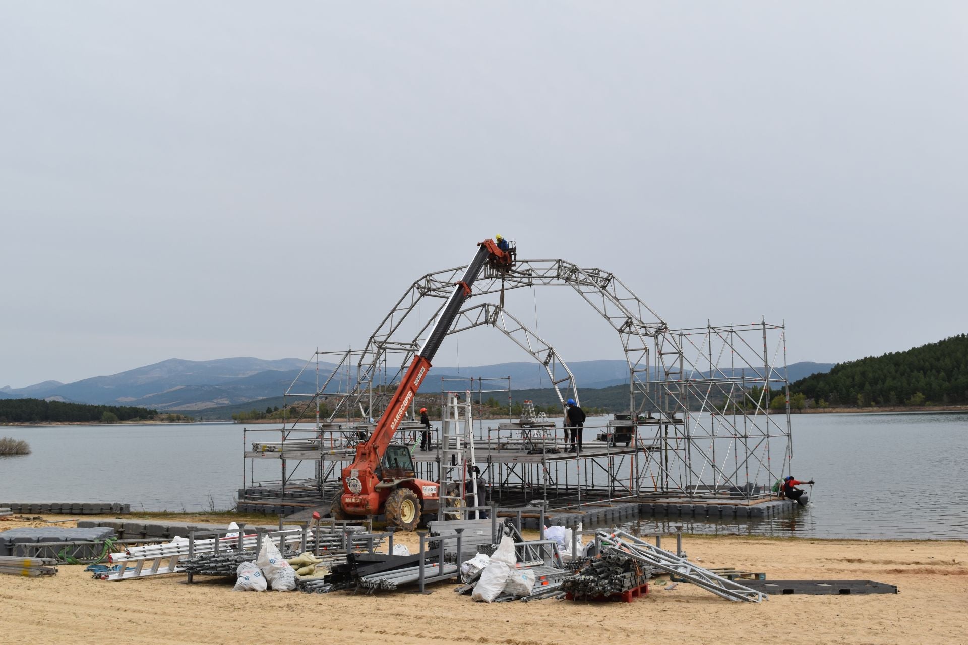 Un escenario flotante único en la &#039;playa&#039; de Aguilar