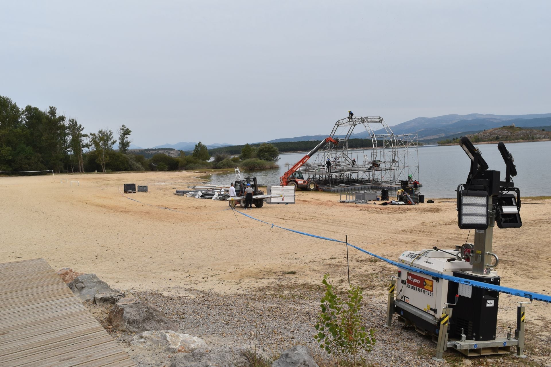 Un escenario flotante único en la &#039;playa&#039; de Aguilar