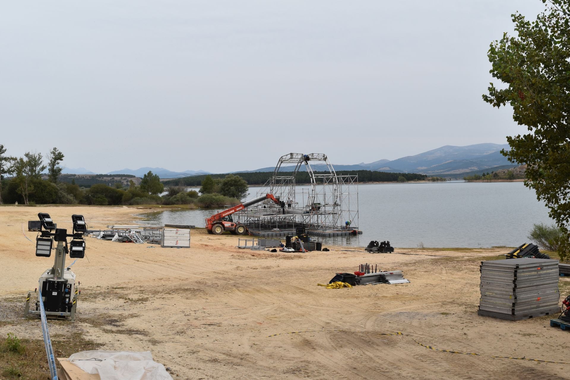 Un escenario flotante único en la &#039;playa&#039; de Aguilar