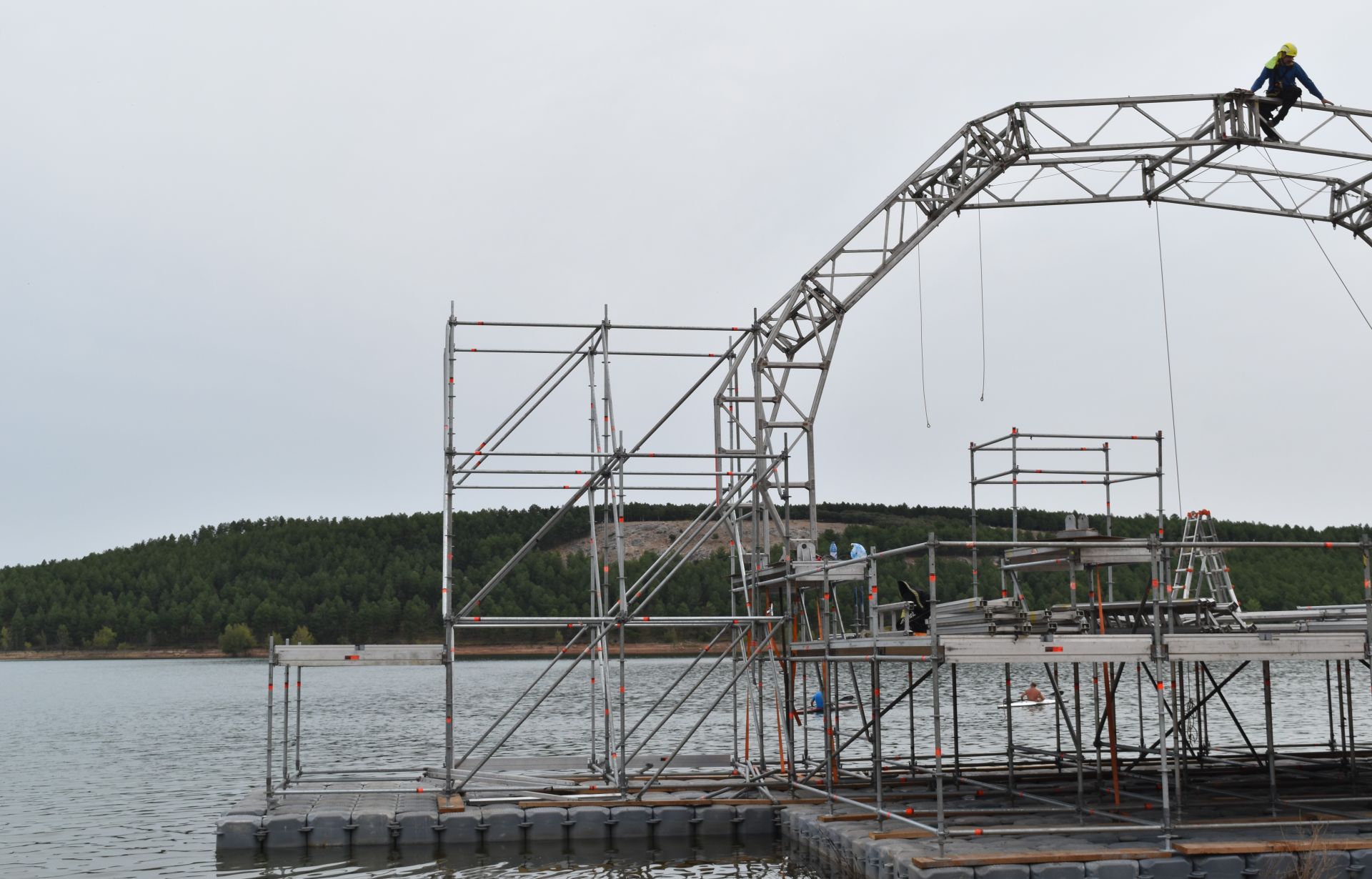 Un escenario flotante único en la &#039;playa&#039; de Aguilar