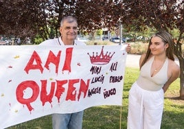 Ani Queen y su padre, Javier Domínguez, junto a la pancarta que le ha hecho viral.