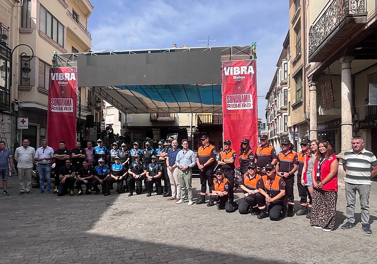 El dispositivo de seguridad local de Sonorama posa ante el escenario de la plaza del Trigo.