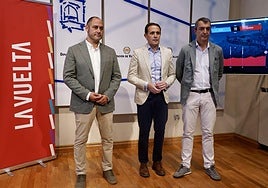Iñaki Pérez (alcalde de Rueda), Conrado Íscar (presidente de la Diputación) y Javier Guillén, director general de La Vuelta.