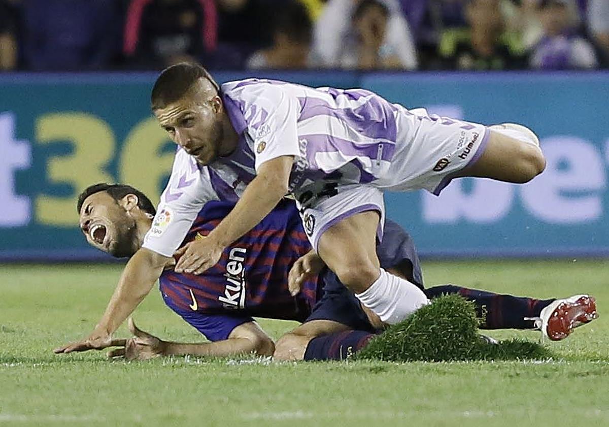 Imagen principal - El estado del césped del José Zorrilla en el partido ante el FC Barcelona en 2018.
