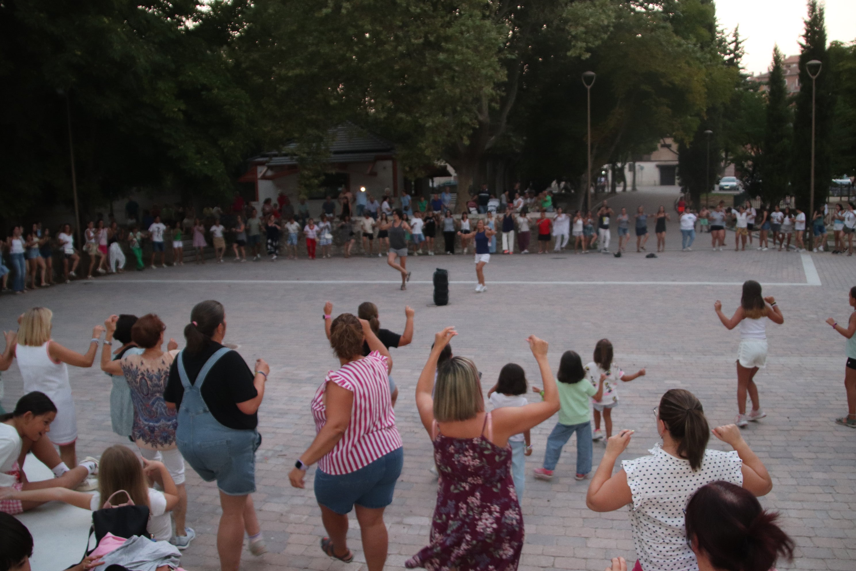 Taller gratuito para aprender el baile del 'A por ellos'.