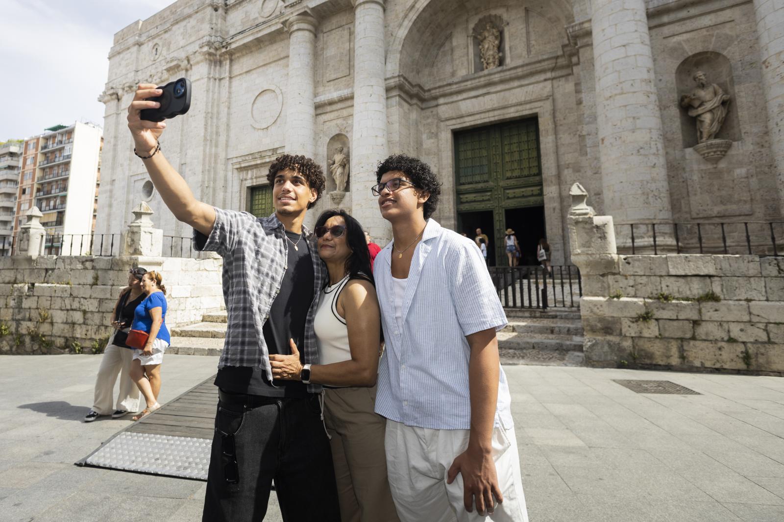 Roxana Baez se toma un selfie junto a sus hijos con la catedral vallisoletana de fondo.