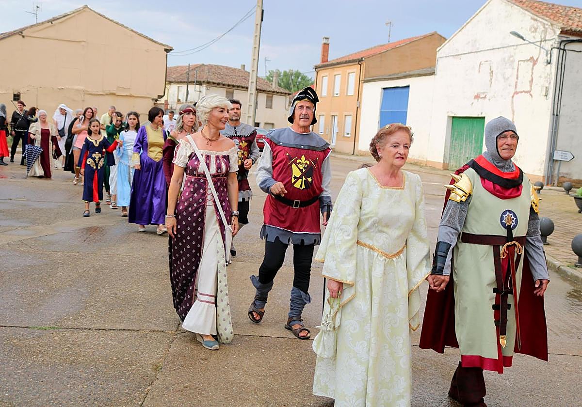 La cabalgata histórica recorre las calles de Lantadilla.