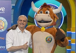 Ramón García, con la mascota del 'Grand Prix'.