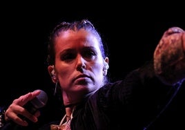 Isabel Aaiún, durante uno de los conciertos de su gira.