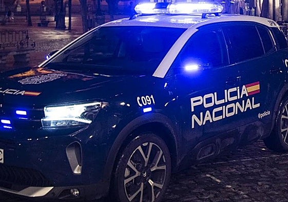 Una patrulla de la Policía Nacional, por el centro de Segovia.