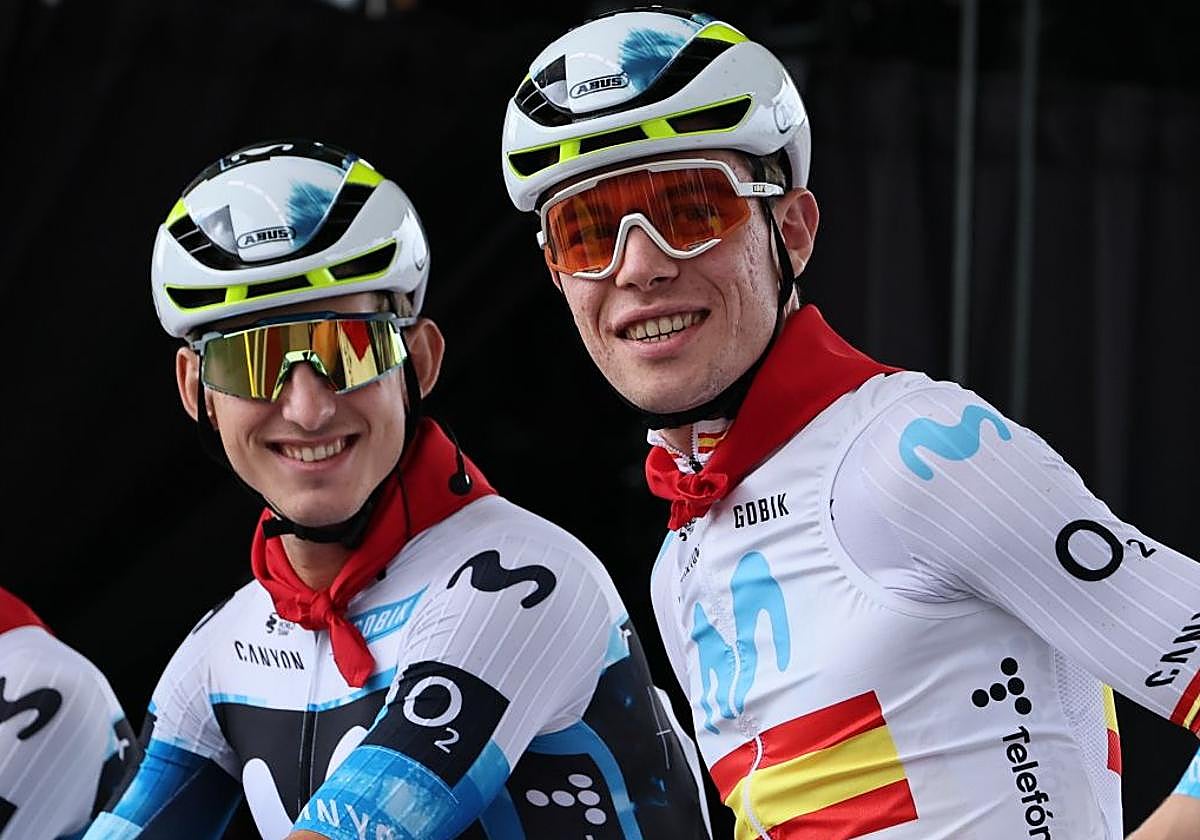 Cortina e Iván Romeo, en la presentación del Movistar, en el Tour de Francia.