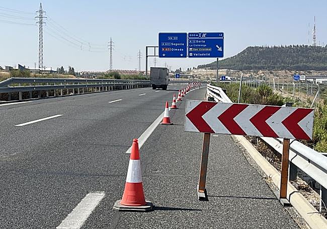 Señalización de inicio para el corte de un carril en la VA-30.