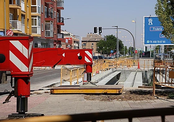 El paseo Juan Carlos I, sobre la Esgueva, cerrado al tráfico.