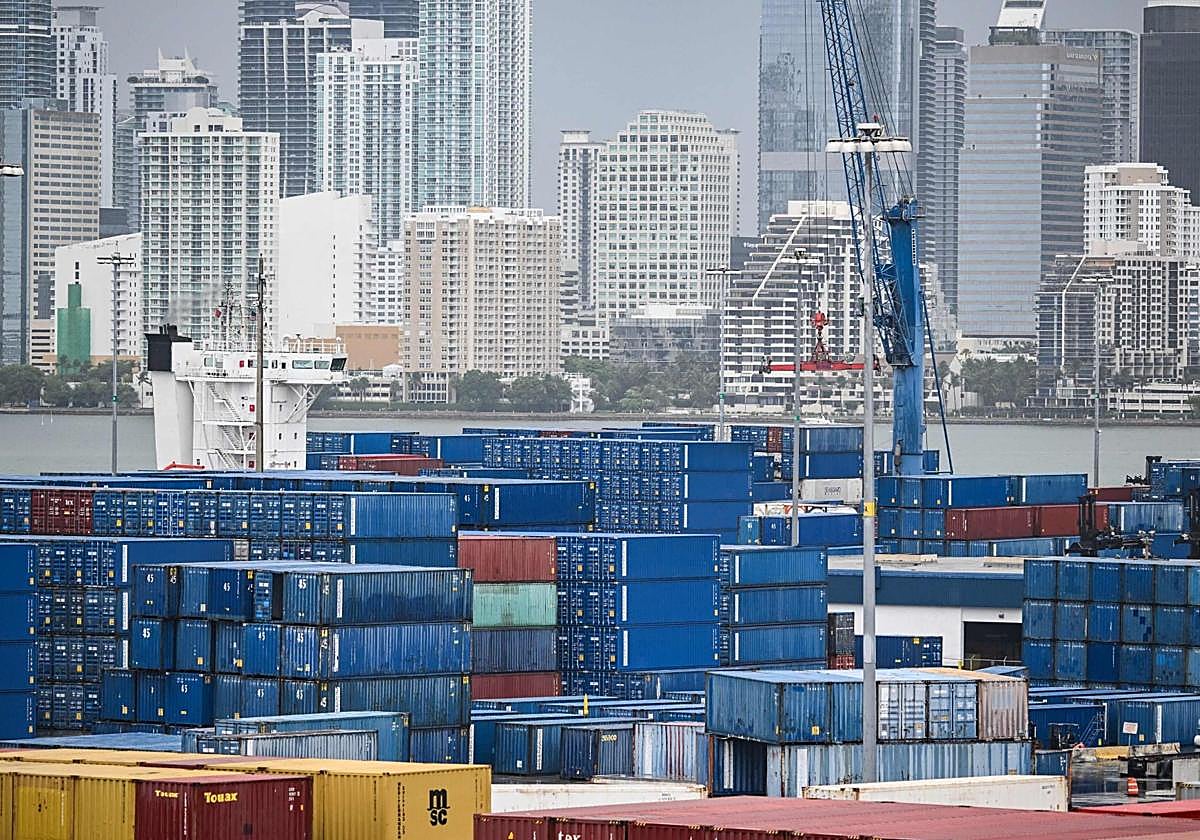 Contenedores de mercancías en el puerto de Miami, Florida.