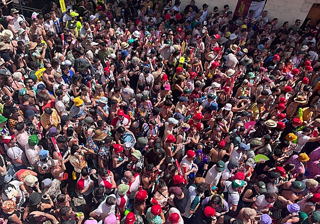 El público abarrota la plaza del Trigo.