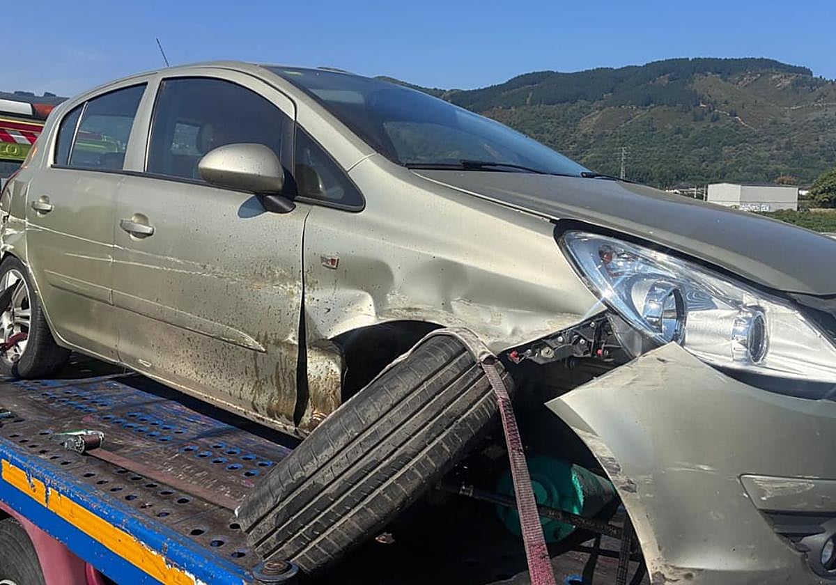 Imagen del vehículo, con una de las ruedas arrancada, después de sufrir el accidente cerca de Ponferrada.