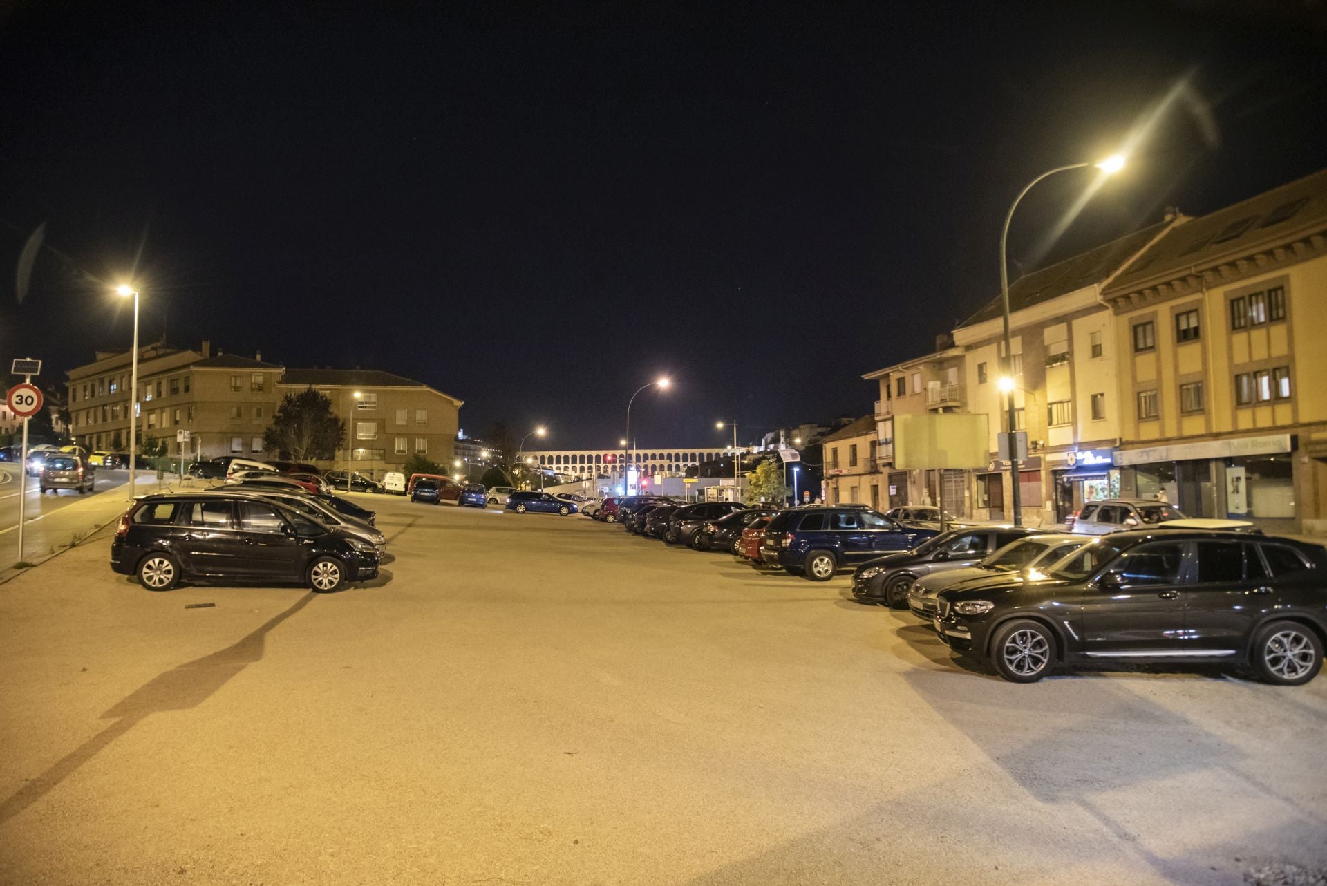 Coches aparcados entre Vía Roma y San Gabriel.