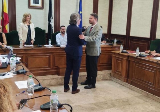 Antonio Cámara, a la derecha, tomando posesión como nuevo alcalde de Béjar.