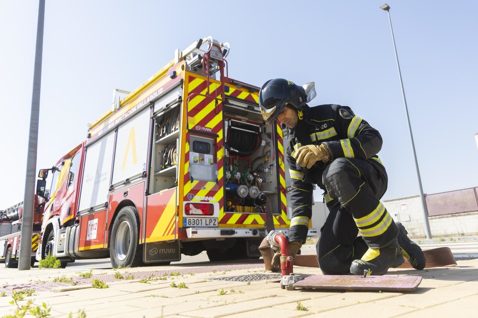 Un bombero practica la apertura de una puerta en el parque central.