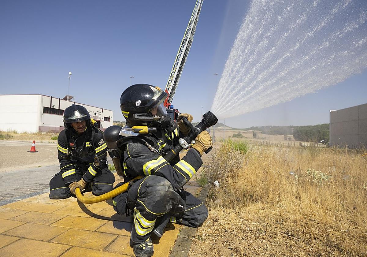 Bomberos, junto al parque de Arroyo.