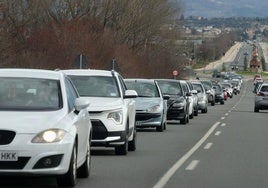 Tráfico denso en la carretera de La Granja, una de las más que más vehículos soportan al día.