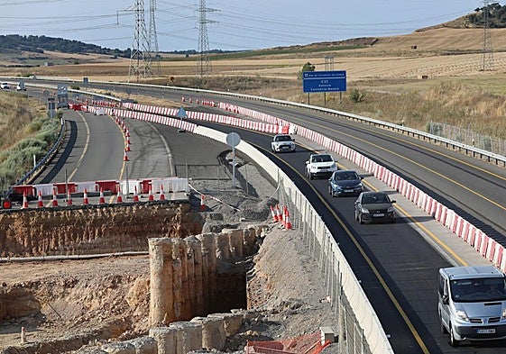 Obras de la alta velocidad que afectan a la autovía en el entorno de Herrera de Pisuerga.