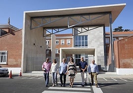 La presidenta de la Diputación, con el delegado de la Junta, el vicerrector y otros representantes institucionales, en el nuevo acceso a la escuela.