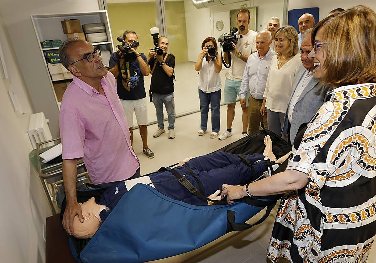 El director de la escuela, José Antonio Iglesias, muestra a la presidenta de la Diputación un maniquí de los que utilizan los alumnos para las prácticas.