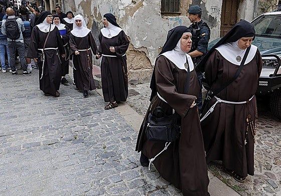 Imagen de las monjas cismáticas a la entrada de los Juzgados de Briviesca.