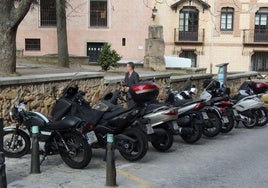 Aparcamiento de motocicletas en el recinto histórico de la ciudad.