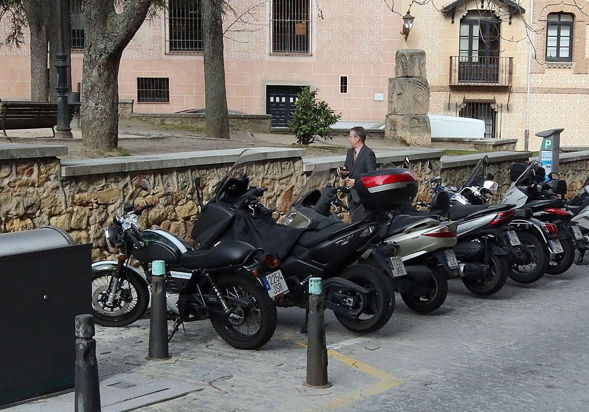 Aparcamiento de motocicletas en el recinto histórico de la ciudad.