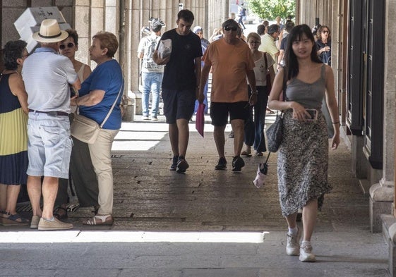 Transeúntes por una céntrica calle de Segovia.