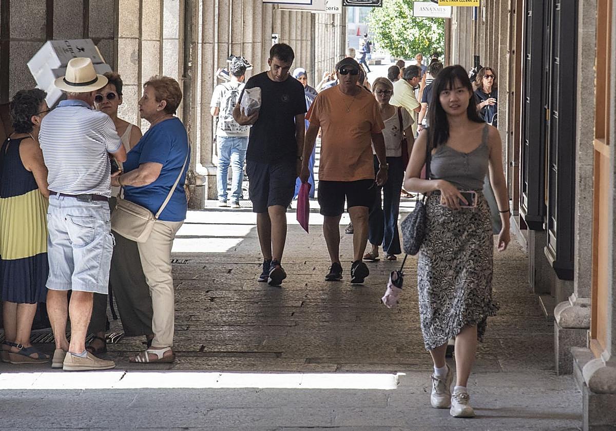 Transeúntes por una céntrica calle de Segovia.