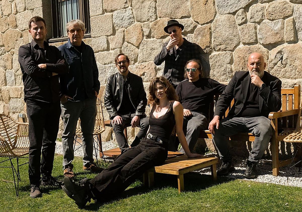 Marcos Fernández Fermoselle, segundo por la izquierda, con su grupo Red Moon Yard.