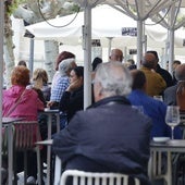 Numerosas personas en las terrazas hosteleras de la Plaza Mayor de Palencia.