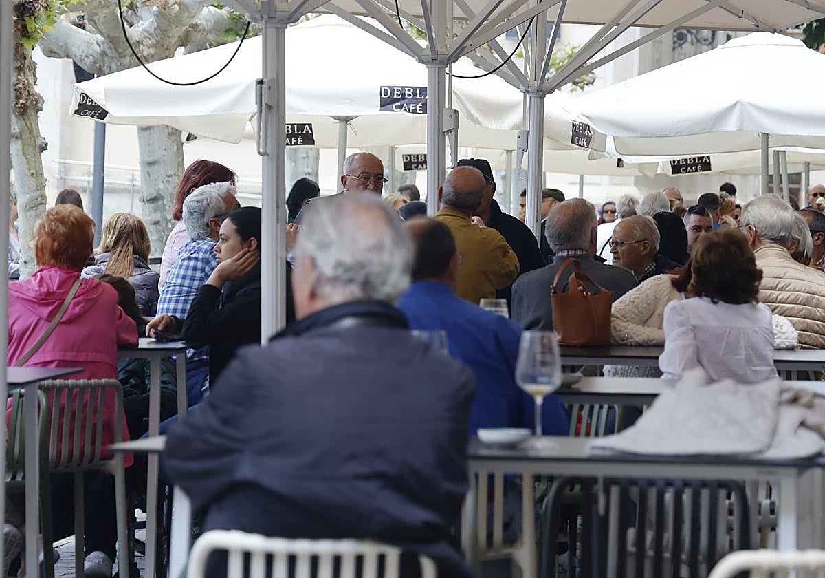 Numerosas personas en las terrazas hosteleras de la Plaza Mayor de Palencia.