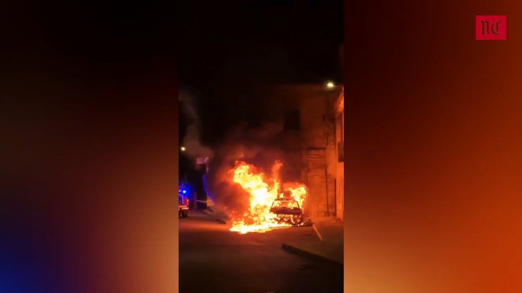 Las imágenes del espectacular incendio que ha quemado un coche en Población de Campos (Palencia)