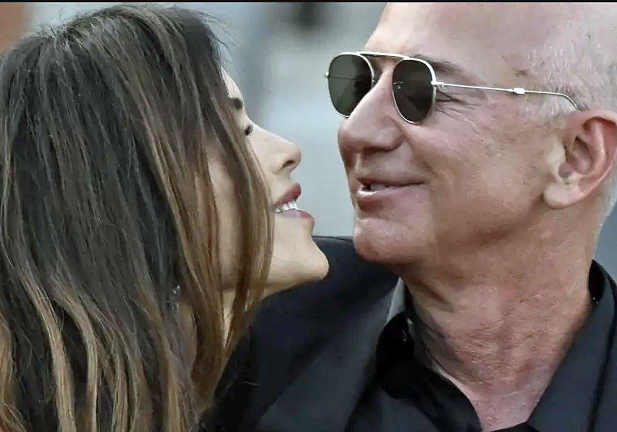 Jeff Bezos con su mujer Lauren Sánchez, en una imagen de archivo.