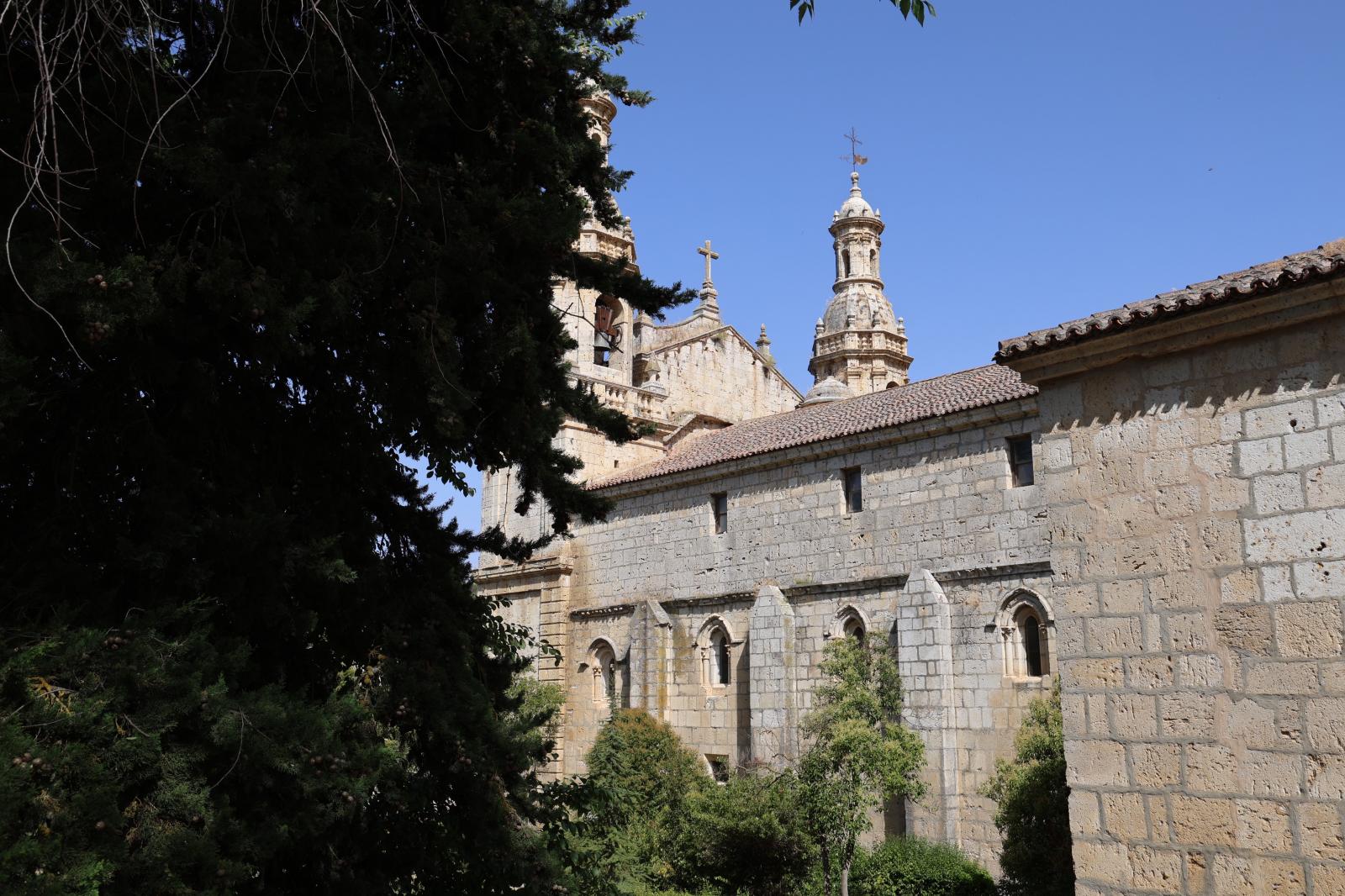 Estado actual del Monasterio de La Santa Espina con maleza en el entorno.