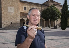 Goyo Ituero Bravo muestra la chifla en el lugar donde más la utilizó, la puerta de la iglesia de Abades.