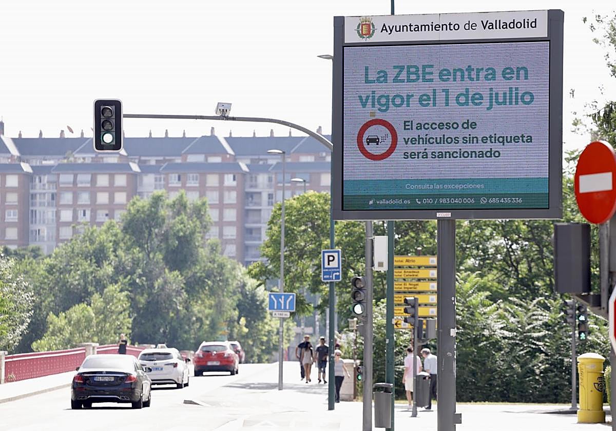 Vehículos entrando a la ZBE de Valladolid, que entró en vigor el 1 de julio.