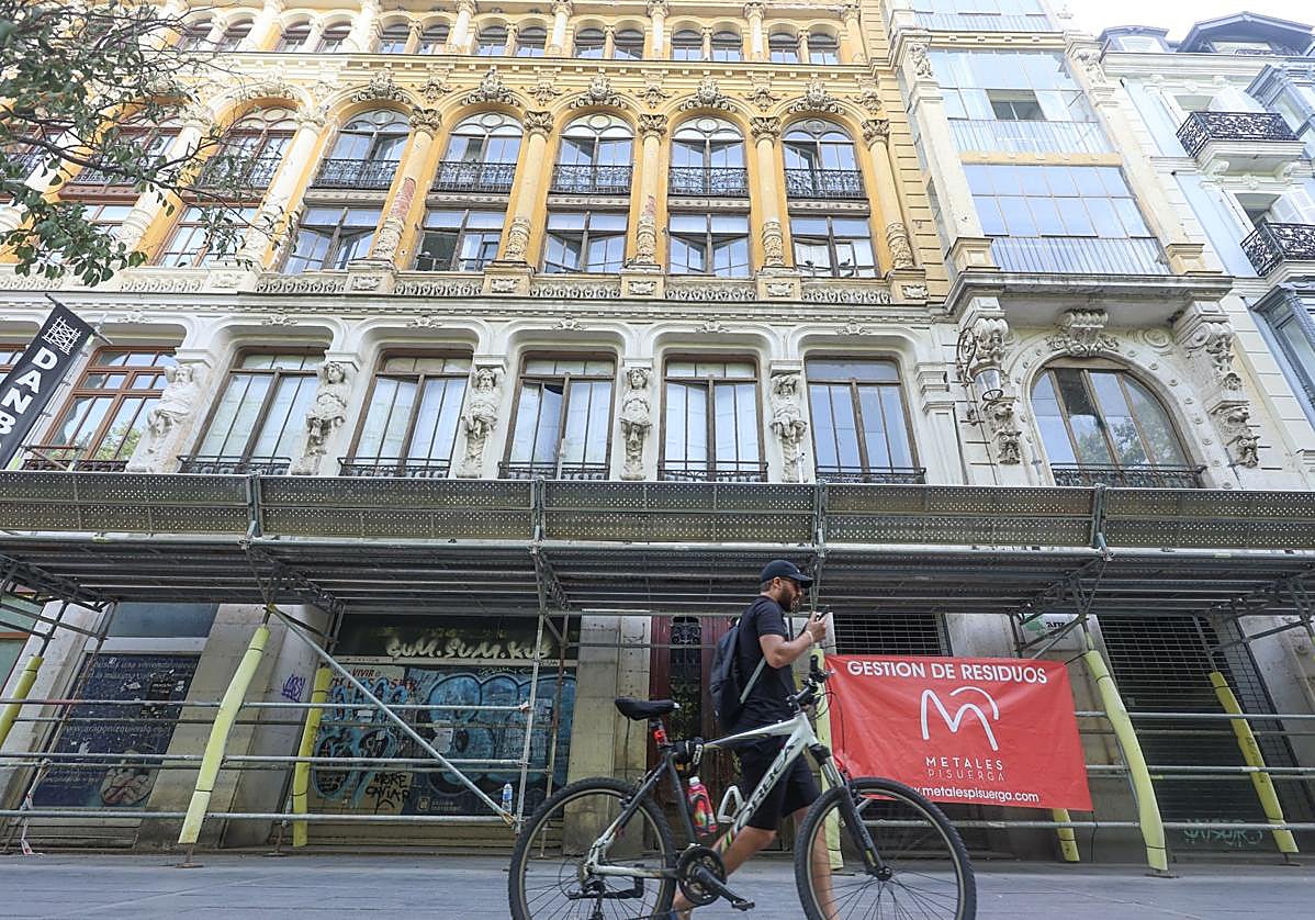 Fachada de la Casa Resines, con el andamiaje ya instalado en la Acera Recoletos.