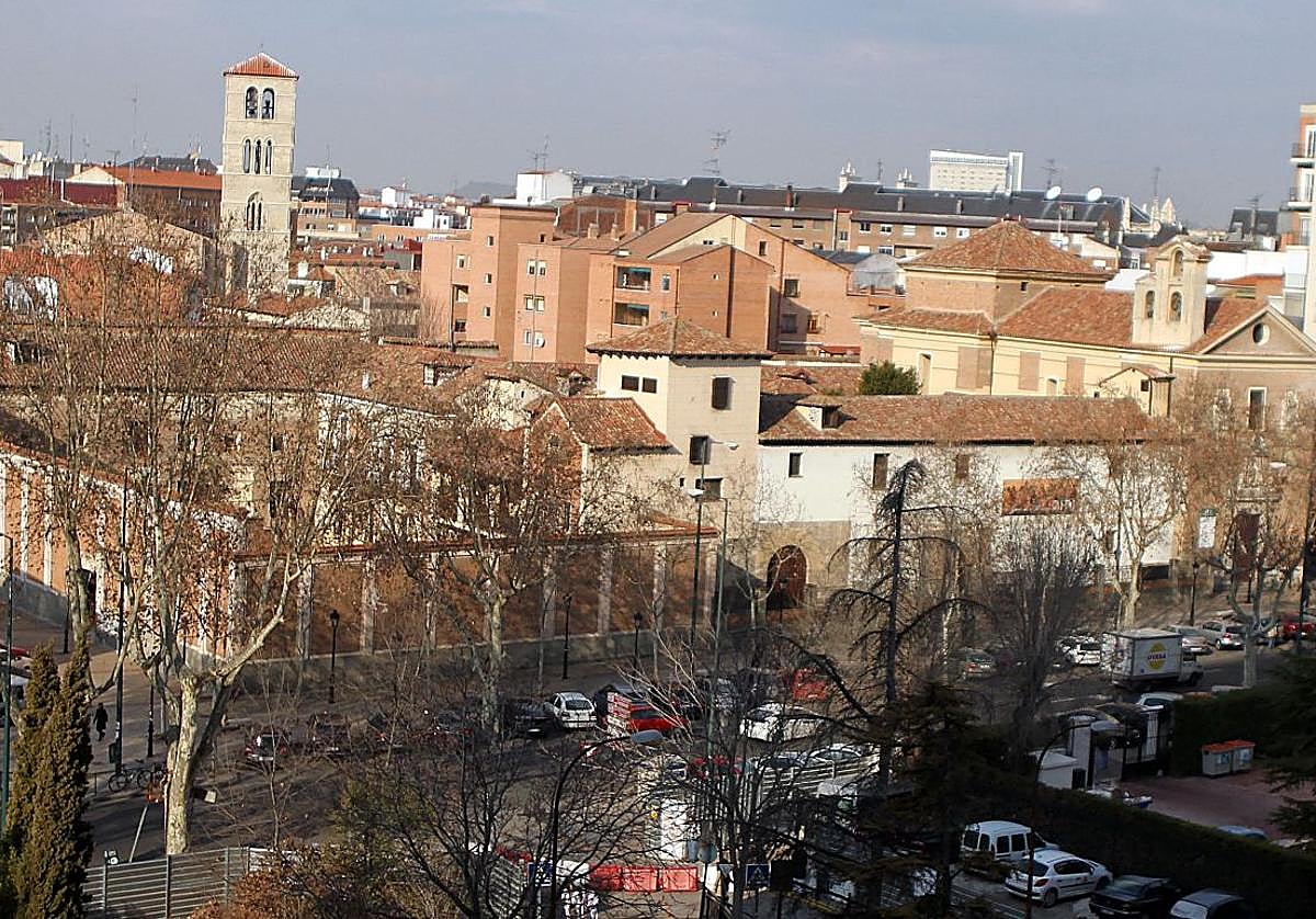 Complejo del Convento de las Descalzas Reales, situado en la avenida Ramón y Cajal, frente al Hospital Clínico y el Palacio de los Vivero.