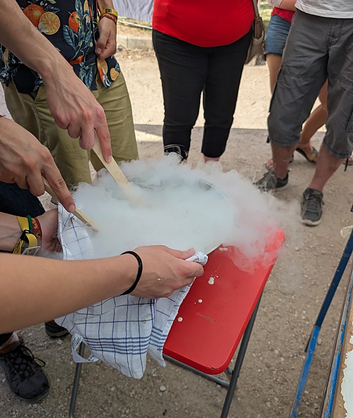 Imagen secundaria 2 - Almuerzo en bodegas subterráneas, encuentros literarios y experimentos científicos en Sonorama,
