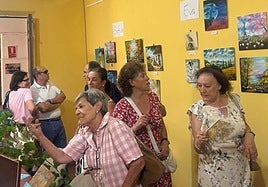 Cooperativistas invitadas a la exposición de pintura local.