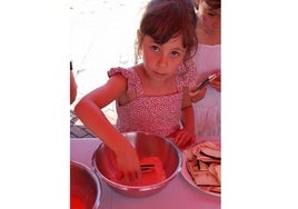 Los niños participaron en el taller de cocina elaborando un sanjacobo de calabacín