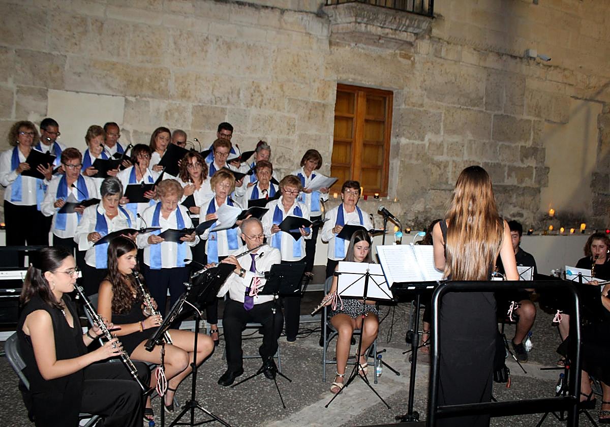 Jimena Esteban dirige a la Banda de Música Comarcal.