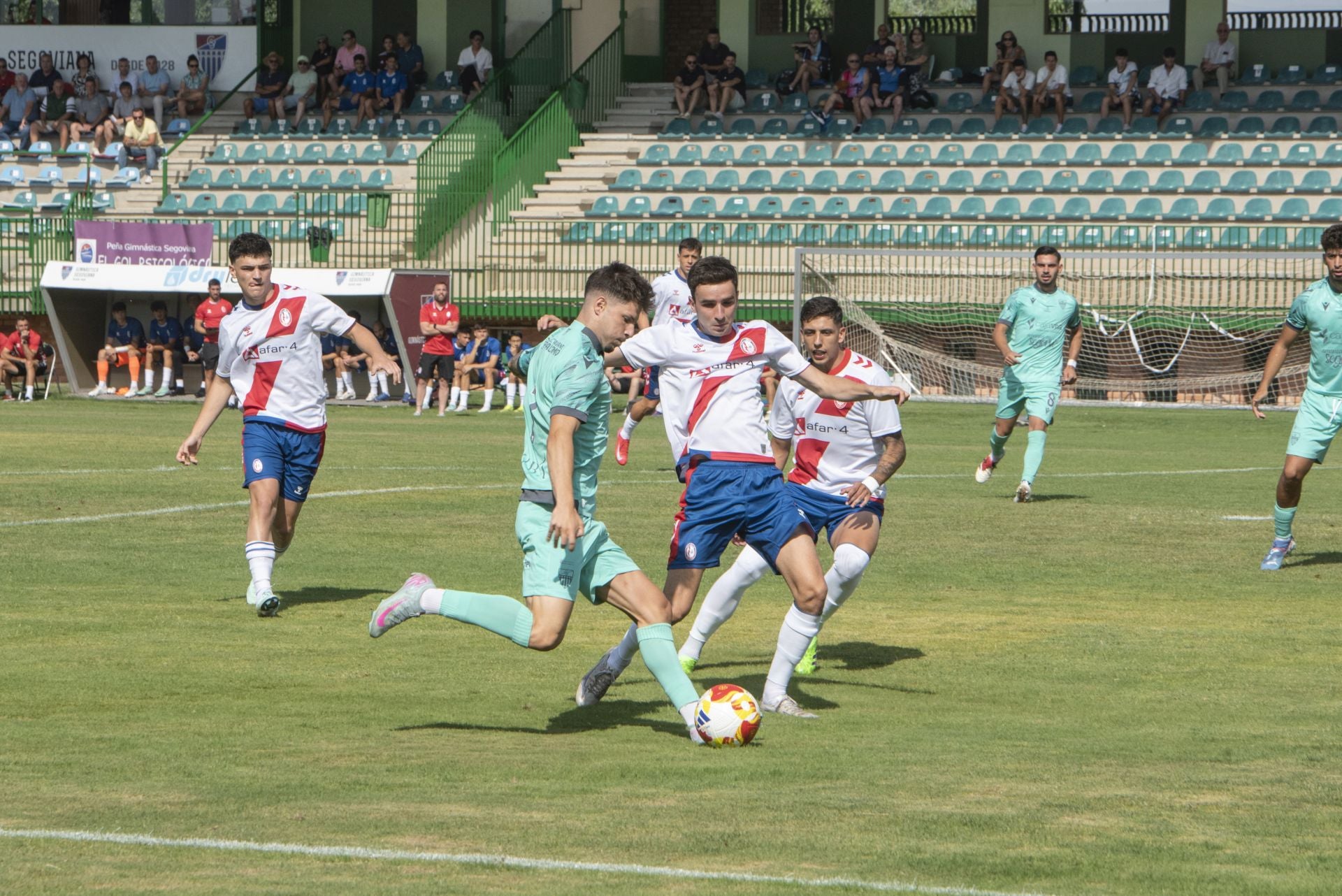 Juanma intenta un disparo durante el partido ante el Rayo Majadahonda.