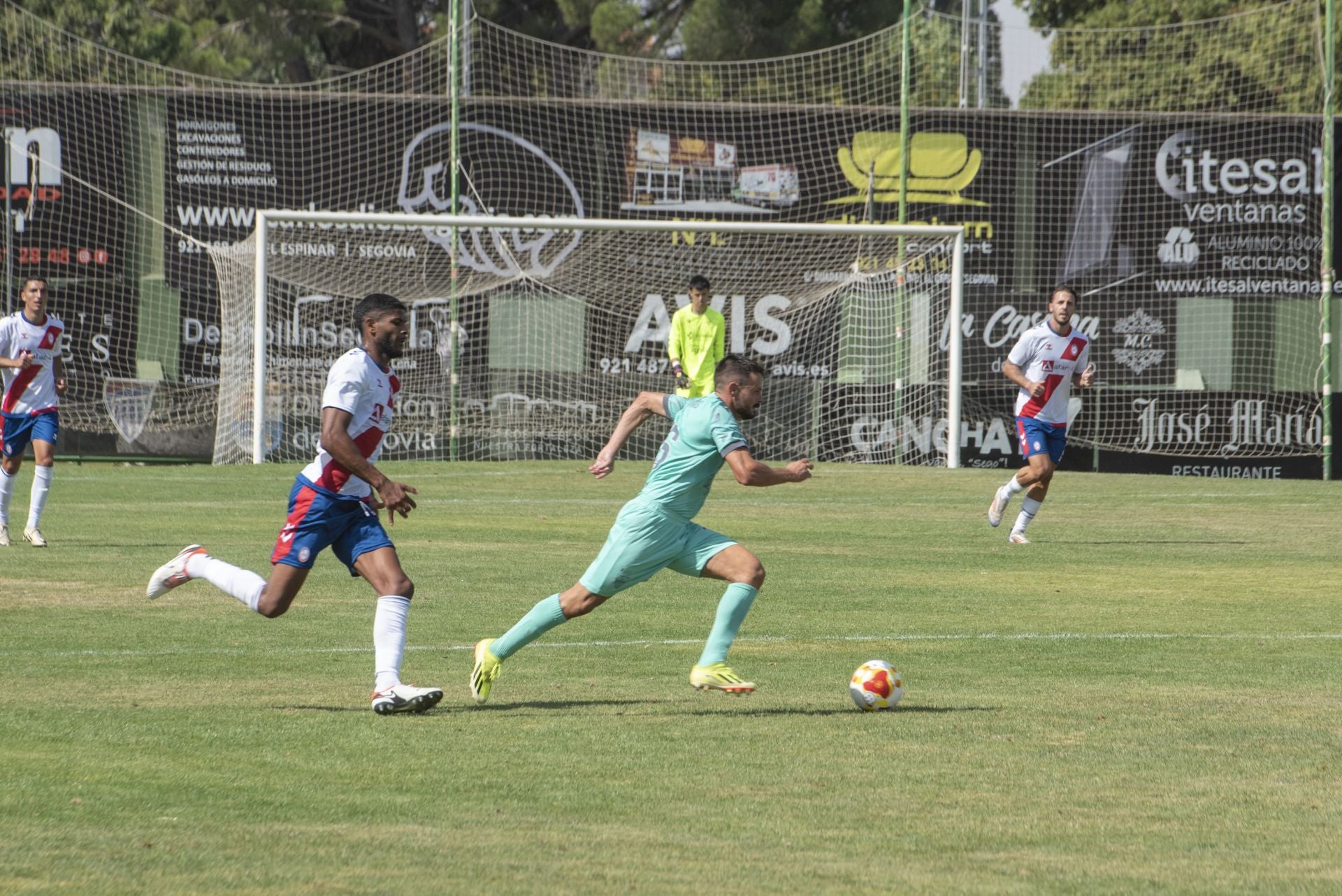 Fotos del partido entre la Segoviana y el Rayo Majadahonda