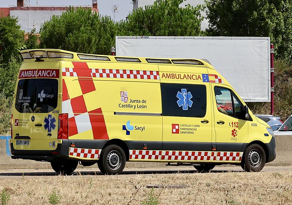Imagen de archivo de una ambulancia en Valladolid.